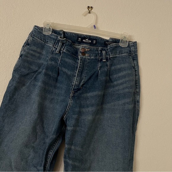 Hollister paper bag 
Curvy ultra high rise mom jean - Picture 7 of 8